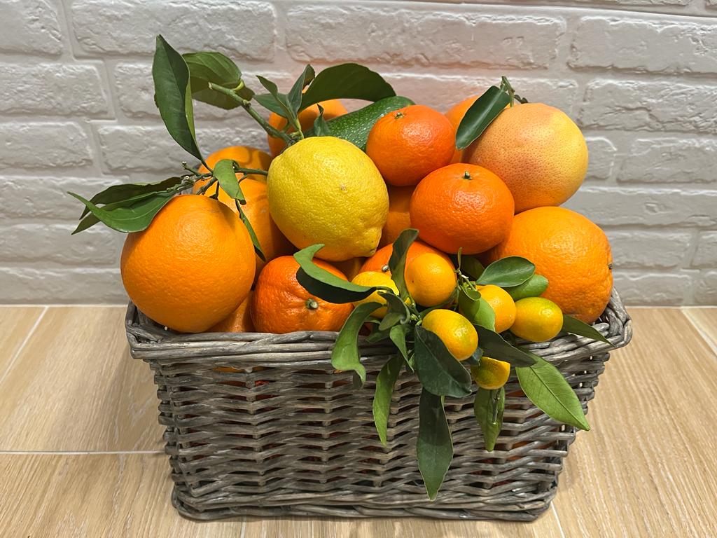 cesta vitaminas naranjas